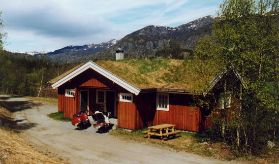 cabin.jpg (64870 bytes)