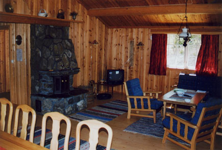 cabinliving.jpg (41859 bytes)